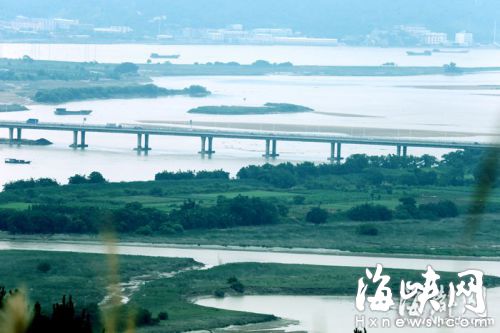 螺洲大桥下，龙祥岛湿地河汊纵横、水草丰美(本报资料图)
