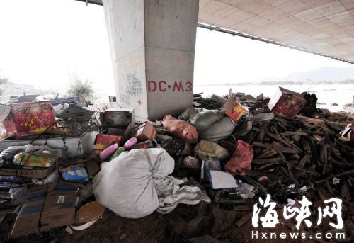 桥墩旁堆满垃圾，不仅破坏风景，还影响行洪