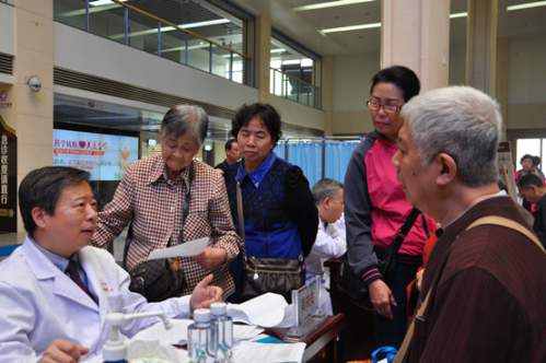 漳州正兴医院举行肿瘤义诊 专家与市民&ldquo;零距离&rdquo;交流200