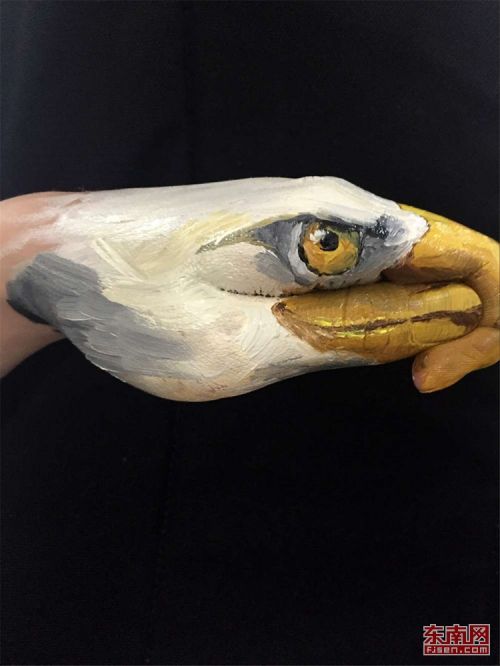 闽江学院美术学院学子手上画出动物世界 作品