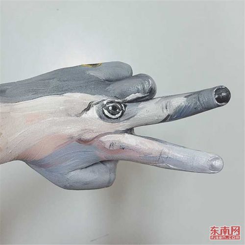 闽江学院美术学院学子手上画出动物世界 作品