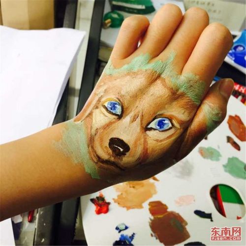闽江学院美术学院学子手上画出动物世界 作品