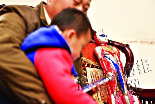 家人宠爱兴壹，给他买了很多奥特曼玩具，他们希望能正式收养孩子
