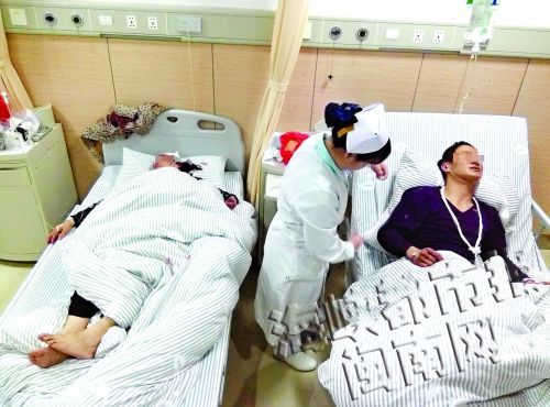 当事人沙某辉(右)与母亲林某凤正住院治疗