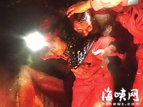救援人员背老人下山