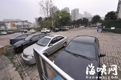 浦上公园广场被占为收费停车场