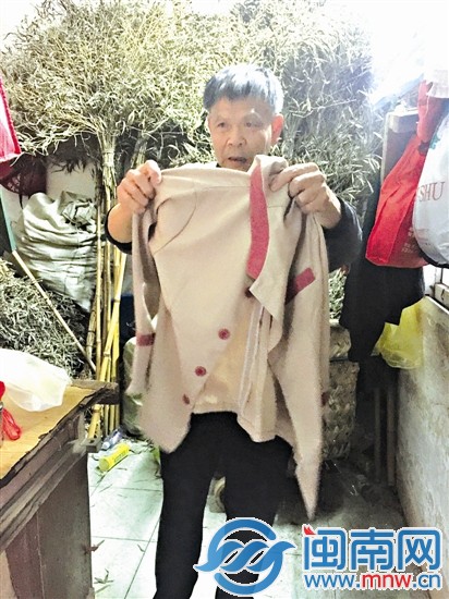 中山公园保洁员展示制服，称与视频中的不同