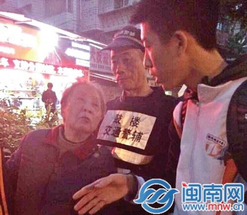 中学生和协警一起，将老太太扶起（读者供图）