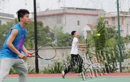 漳州少体校网球场，不少市民来打球
