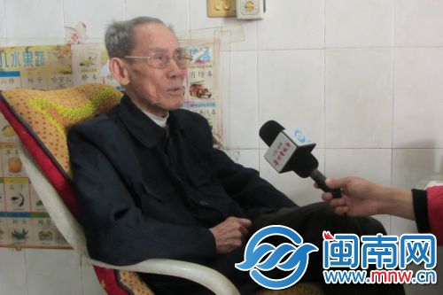 91岁的村民林猪向记者讲述关于五峰山上战斗的记忆
