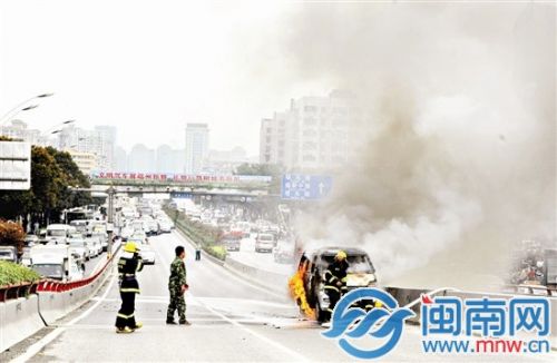 面包车在高架桥上自燃，后面排起了“车龙”