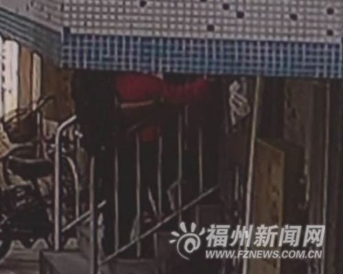 小洁在楼梯口遭拉扯。视频截图