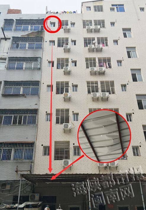 小男孩就是從圖中畫圓圈的窗戶掉下來的，落在一樓雨棚上，雨棚被砸出一個凹槽