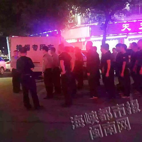 排爆警察对现场全面搜查
