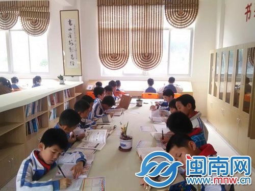 上阅读课时，学生们都会到图书室。