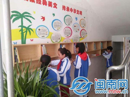 学校楼梯拐角处设小书吧，学生可随时阅读。