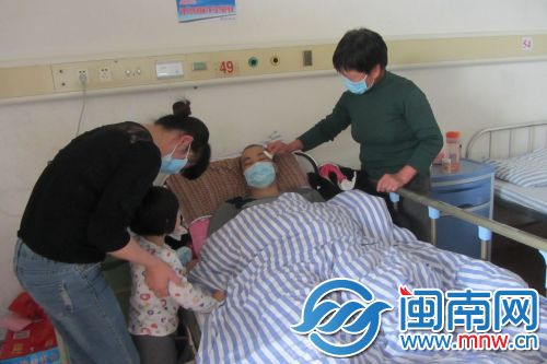 欧阳志贤的家人在医院照顾他