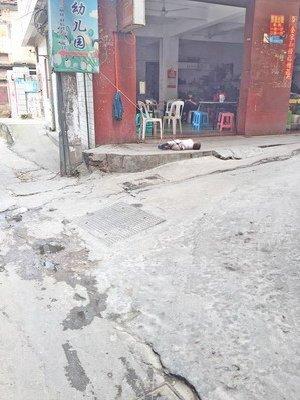 奶奶怕两三岁孙儿走丢 用长绳把他绑在店门口