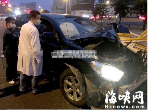 车头已完全撞烂（读者供图）