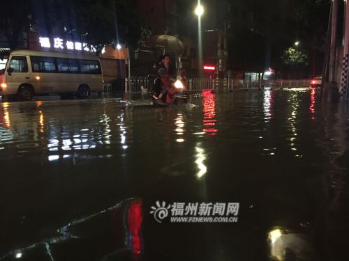 甘蔗亭下街市民骑车涉水路过