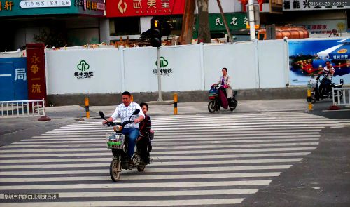 五四华林路口，市民李某福闯红灯被抓拍