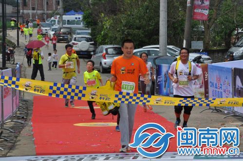 家长和孩子快乐到达赛道终点