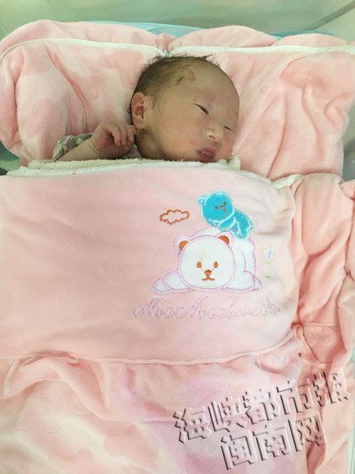 来得如此“匆忙”，婴儿“尴尬”地吐着舌头