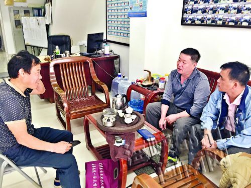 王福胜（左一）见到了捡钱包的阙师傅（右一）