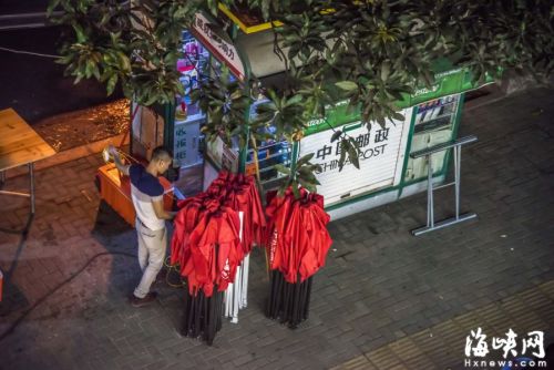 大排档收摊后，又将桌椅瓢盆堆进报刊亭