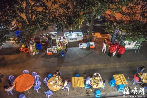 入夜后，报刊亭业主搬出桌椅、煤气罐，开始经营大排档