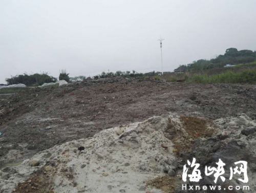 小学旁的池塘被倒入渣土