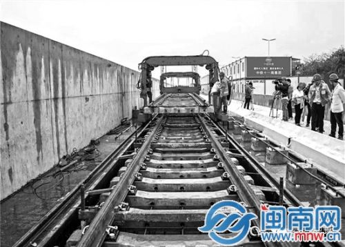 厦门地铁1号线铺设“轨道”