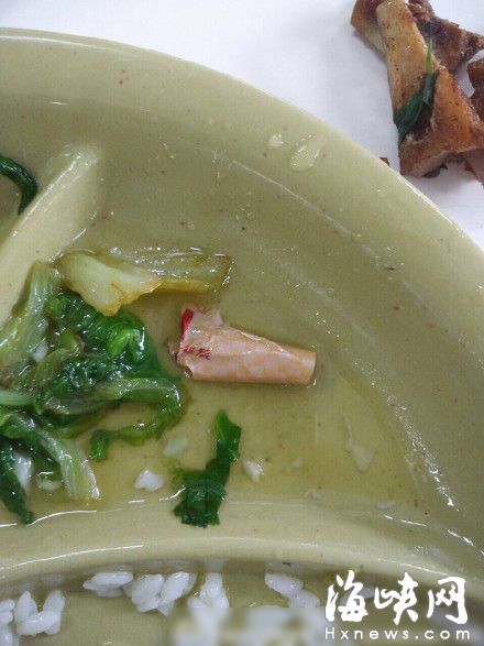 至诚学院食堂饭菜中发现的烟头