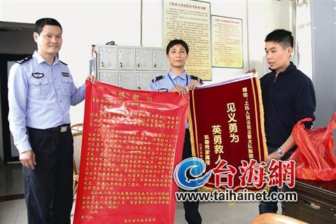 这件事在陈国洪(中)看来，再正常不过