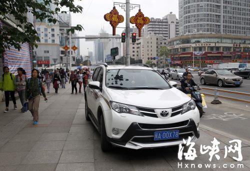 昨日下午4点50分，五四路胡思年月门口，闽A00X78停在人行道上