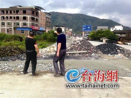 导报记者和相关人员到道路现场调查了解