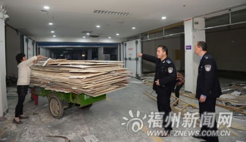 台江路地下停车场约50个车位被擅自改为店面。