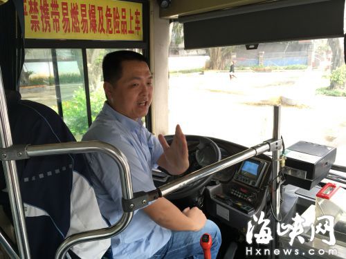 潘师傅说，老人朝他连砍两刀，还好都被这根栏杆挡住
