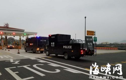 警方的排爆车赶到现场（网友供图）
