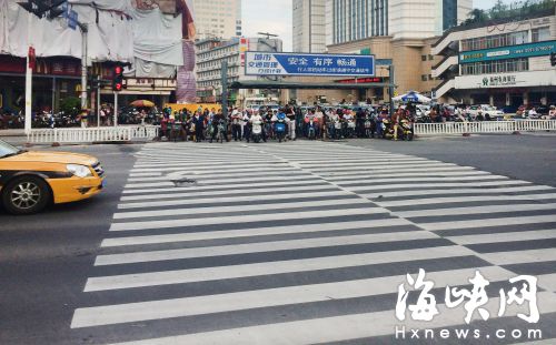 华林五四路口大部分市民现在都能自觉等红灯