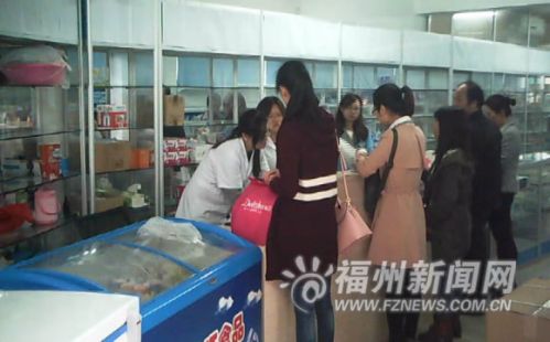 不少患者到便民超市买药。