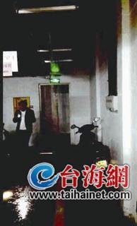 雨水从门上方哗啦而下