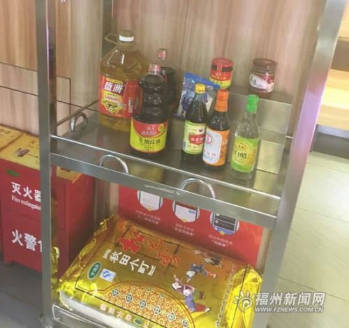 久号快餐一般会在店内摆放展示货架，公开所使用的食用油等调料。