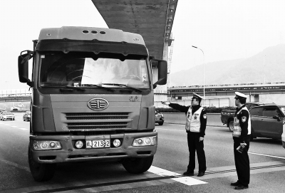 交警对该货车进行查处