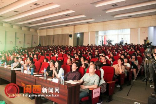 现场吸引了众多观众