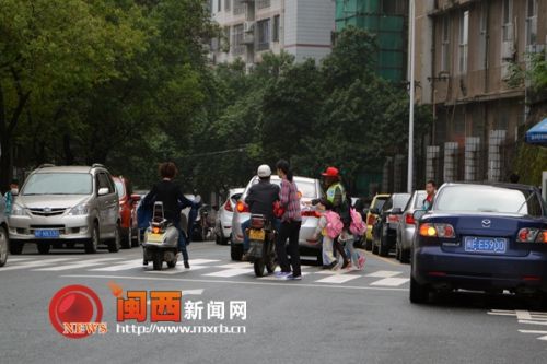 这一路段，两边停满了车，导致交通拥堵（新罗交警大队供图）。
