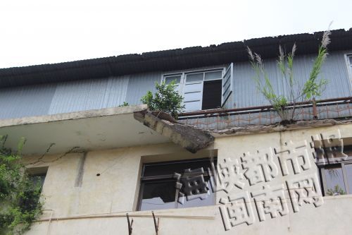 4楼一段约10米长的天沟脱落,幸好没砸到人