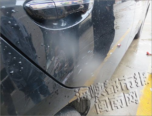 小车上多处被划伤