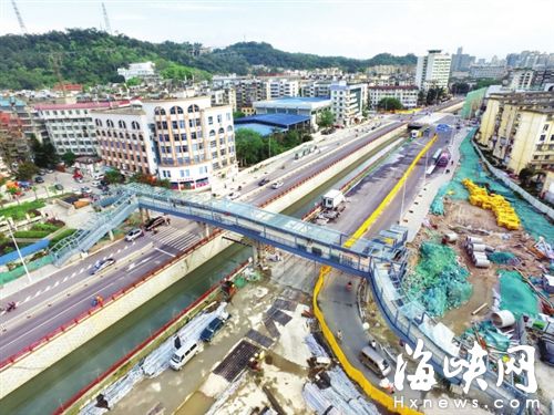 站东路人行天桥装有钢化玻璃顶棚，为市民遮风挡雨