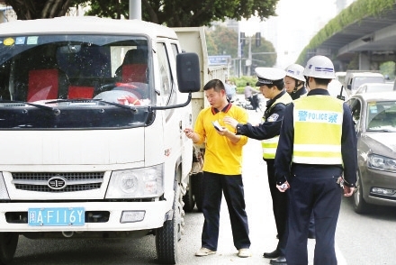 闯禁行的货车司机被民警处罚